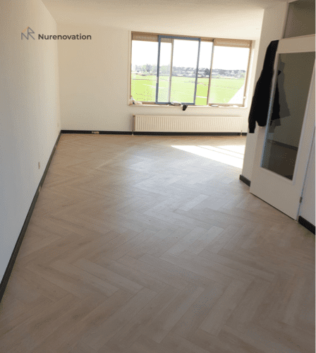 Woonkamer met een nieuwe visgraad vloer | Nurenovation
