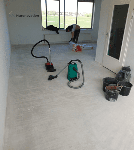 Woonkamer voordat er een nieuwe visgraad vloer gelegd is | Nurenovation