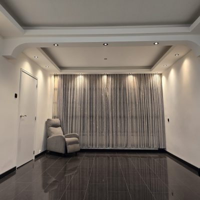 Custom made plafon, waarbij de gordijnrails verstopt is | Nurenovation