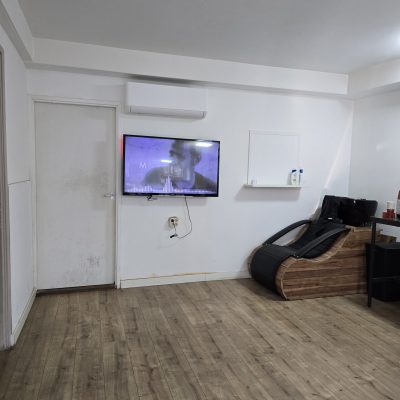 Big wall at the barbershop before the venetianplaster | Nurenovation