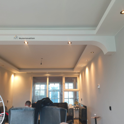 Living room with a custom made ceiling and fresh walls | Nurenovation