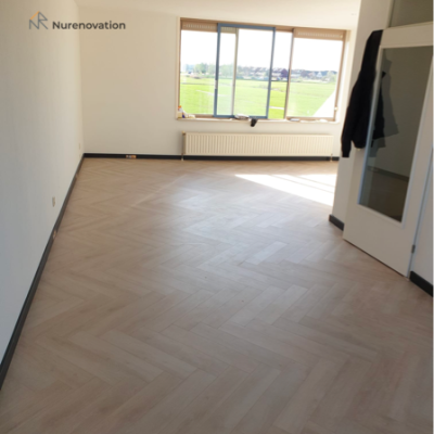 Woonkamer met een nieuwe visgraad vloer | Nurenovation