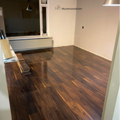 Woonkamer met een nieuwe donker houten vloer | Nurenovation