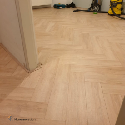 kamer met een nieuwe visgraad vloer | Nurenovation